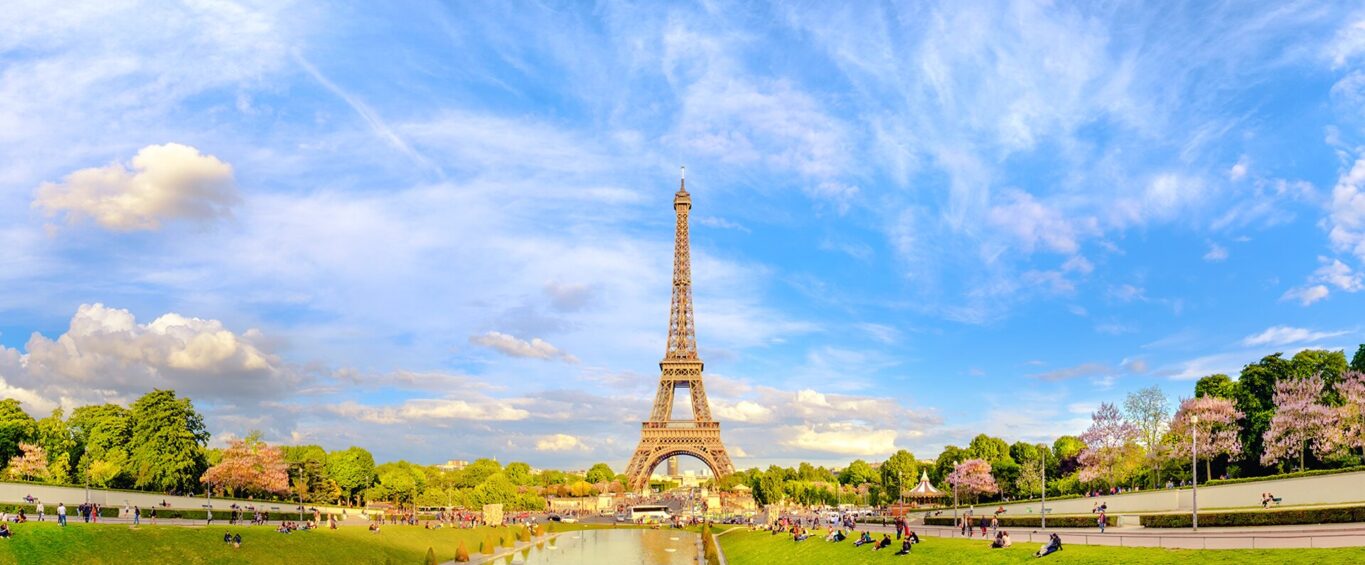 Der Eiffelturm und viel blauer Himmel.