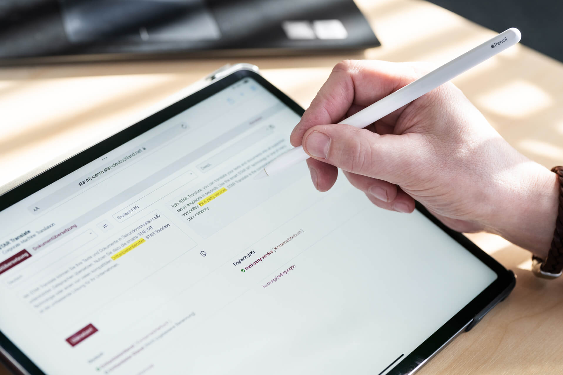 Tablet mit geöffneter STAR MT Oberfläche für die maschinelle Übersetzung.