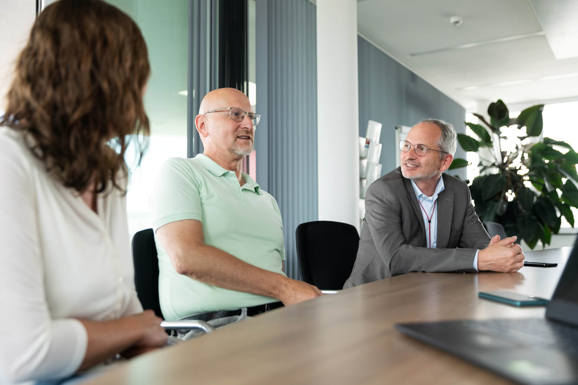 STAR employees with the managing director in a meeting about quality and security at a conference table.