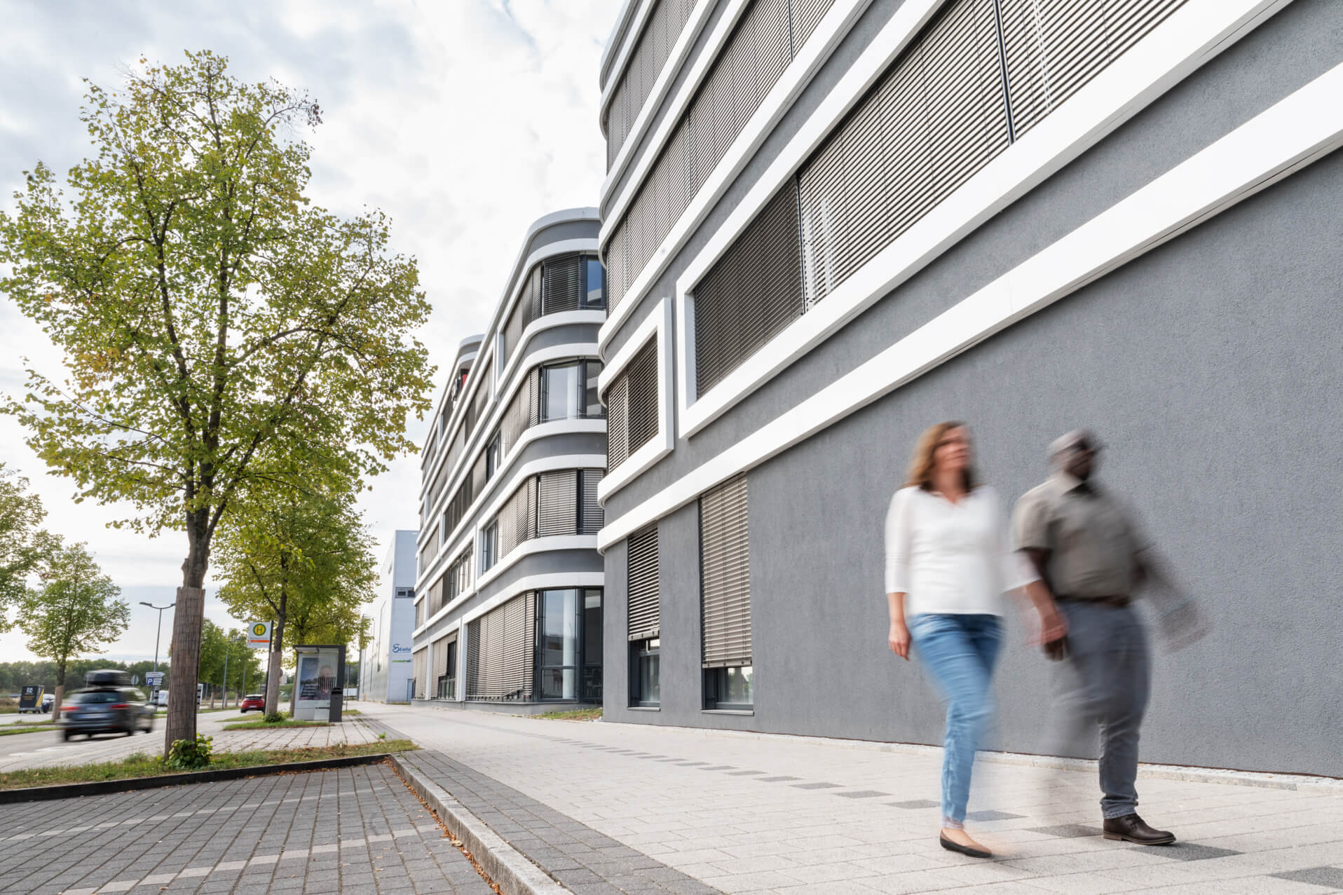 Zwei Personen laufen vor dem STAR Deutschland Gebäude in Sindelfingen.