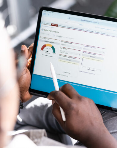 Tablet mit geöffneter App zeigt eine Statistik über Ranking und Qualität.