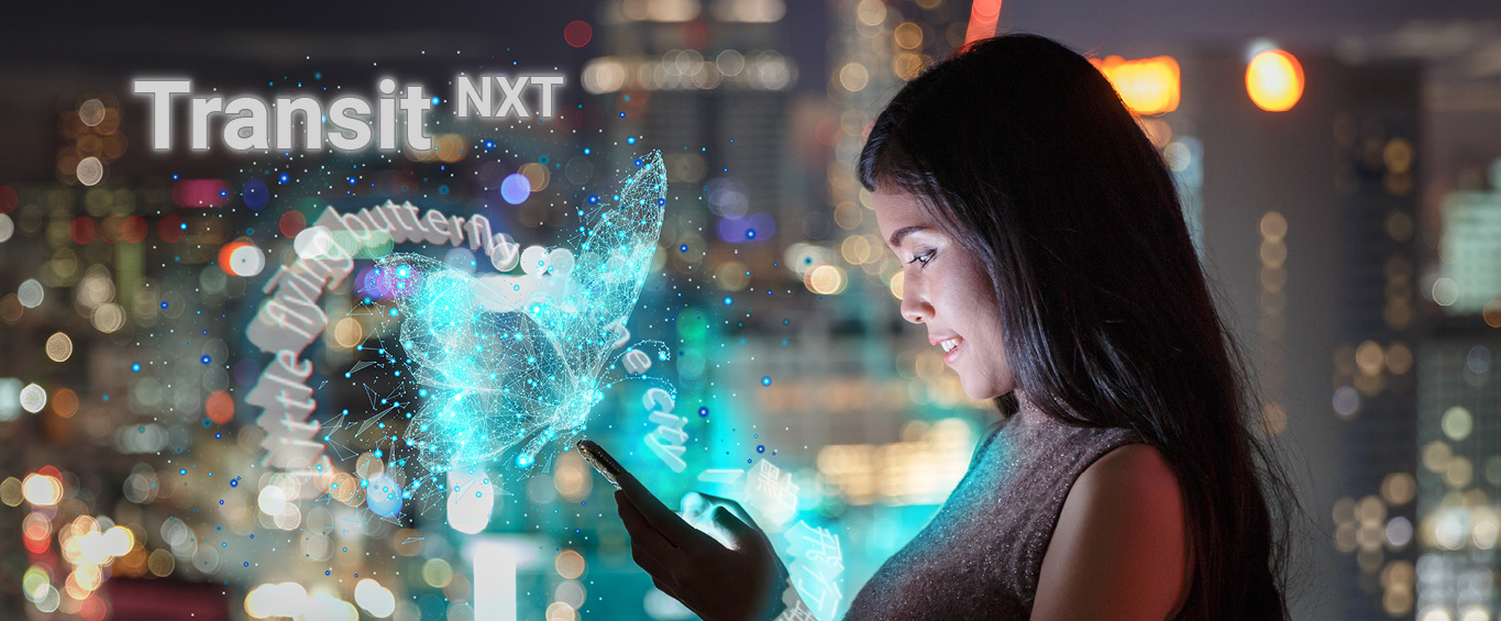 Frau nutzt Smartphone mit digitalem Schmetterlings-Hologramm, Symbol für Vernetzung und KI-gestützte Übersetzung mit Transit NXT Software von STAR