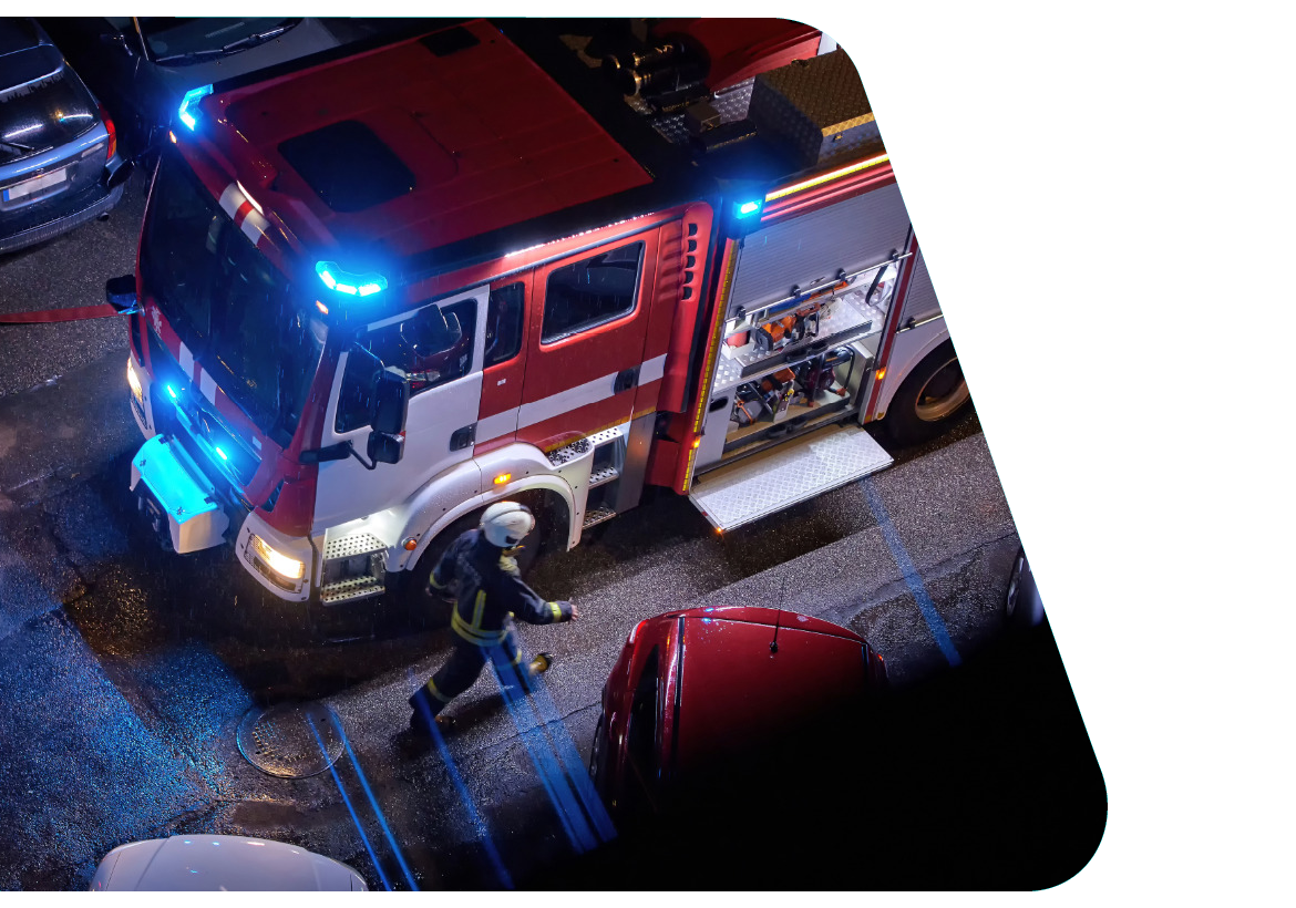 Feuerwehrfahrzeug im nächtlichen Einsatzszenario für eine sicherheitsrelevante Case Study.