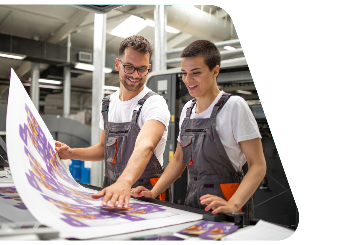 Mitarbeitende prüfen einen frisch gedruckten Bogen an einer großformatigen Druckmaschine für eine Case Study.