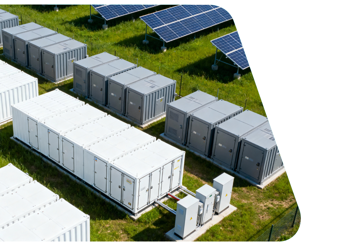 Außenanlage mit Energiespeichersystemen und Photovoltaikmodulen für eine technische Case Study