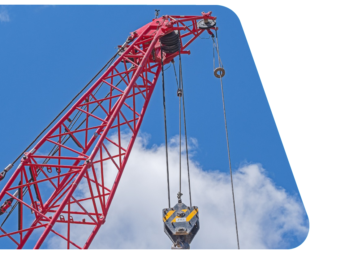 Aufnahme eines roten Auslegerkrans als Teil einer Case Study im industriellen Umfeld.