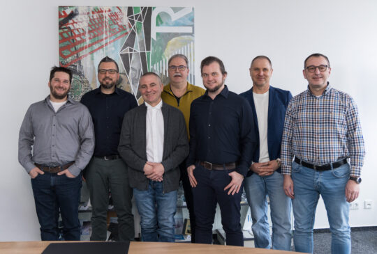 Gruppenfoto des Redaktionsteams im Rahmen eines Workshops zur technischen Dokumentation.