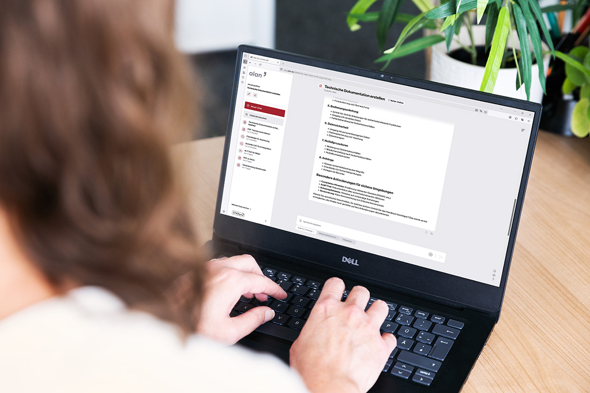 Person arbeitet an einem Laptop mit STARpilot.